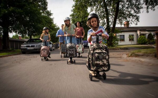 family kids parents with rolljet bag